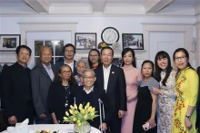 2023年11月15日，出席2023年亚太经合组织领导人会议周期间，越南国家主席武文赏和夫人看望慰问旅美越侨代表范文寂。