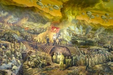 越南人民军的“决战决胜”旗帜在德卡斯特里地堡的屋顶上迎风飘扬，成功结束了奠边府战役。（图片来源：越通社）