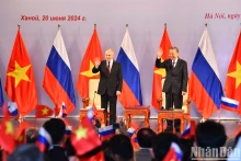 越南国家主席苏林同俄罗斯总统普京会见越俄友好协会领导和历届在俄越南留学生。