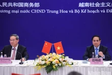 范明正总理与中国国务院总理李强出席越南—中国越南企业家座谈会。
