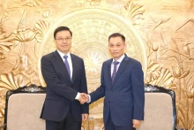 黎怀忠同志与赵世通同志握手。
