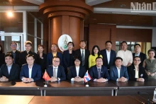 越南新闻工作者协会代表团和泰国记者协会代表团合影。