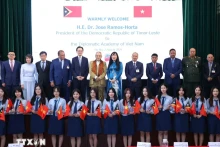 东帝汶总统若泽·拉莫斯·奥尔塔与越南外交学院大学生合影。