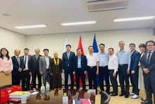 越南祖国阵线中央委员会副主席阮友勇会见旅日越南人协会代表。
