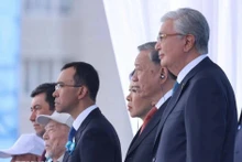 越共中央总书记苏林出席在哈萨克斯坦举行的纪念反法西斯卫国战争胜利80周年阅兵式。（图片来源：越通社）