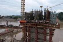4月30日和5月1日假期期间，封州大桥建设项目工地上的施工场景。