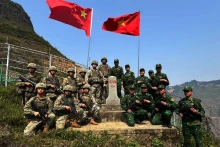河江省边防指挥部龙鼓边防站与由中国解放军刘勇少校担任团长的中国云南省富宁县地区边防部队联合开展了越中边境联合巡逻活动。（图片来源：越通社）