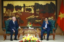 越南政府总理范明正会见白俄罗斯副总理阿纳托利·西瓦克。（图片来源：越通社）