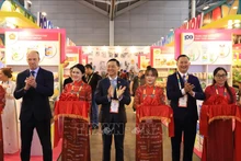 各位代表共同为胡志明市企业特色产品展示区剪彩揭幕。（图片来源：越通社）