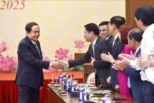 国会主席陈青敏与与会代表亲切握手。（图片来源：Chinhphu.vn）