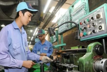 工人在永福省开光工业区的科斯莫斯科技有限公司生产摩托车零部件。