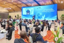 越南政府总理范明正在对话会上发表讲话。（图片来源：VTV）
