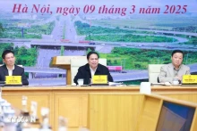 越南政府总理范明正在会议上发言。（图片来源：越通社）