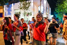 胡志明市市民通宵未眠等待观看阅兵、游行总彩排【组图】