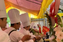 举行上香仪式缅怀郎僚王子，弘扬民族饮食文化。