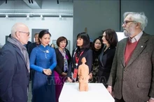 苏林总书记夫人吴芳璃造访俄罗斯国立苏里科夫美院。（图片来源：越通社）