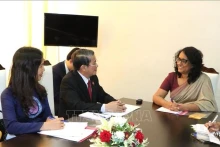 越南国会副主席阮德海会见斯里兰卡总理哈里妮·阿马拉苏里亚。（图片来源：越通社）