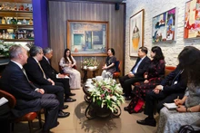 越共中央总书记夫人吴芳璃会见盖达尔·阿利耶夫基金会副主席莱拉·阿利耶娃。