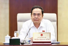 国会主席陈青敏发表讲话。