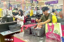 许多大型超市用香蕉叶包裹蔬菜、食品，使用和销售环保包装，以代替尼龙袋。（图片来源：越通社）