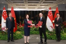 新加坡金融管理局（MAS）和越南国家证券委员会合作议定书交换仪式。图片来源：越通社