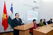 越南国会主席陈青敏在塔什干国立东方大学发表讲话。(图片来源:越通社)