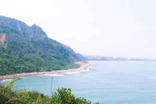 琼海沿岸，形态各异的岩石峭壁错落有致地伸向大海，勾勒出一幅独具特色的海岸风景画。（图片来源：越通社）