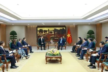 越南政府总理范明正会见匈牙利外交与对外经济部部长西雅尔多·彼得。（图片来源：越通社）