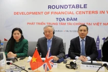 越南政府常务副总理阮和平（左二）出席关于建设和开发国际金融中心的座谈会。
