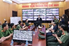 越南国家主席梁强看望慰问富寿省公安指挥信息中心干部和战士。（图片来源：越通社）