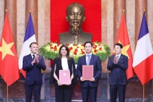 5月26日，越南国家主席梁强与法国总统埃马纽埃尔·马克龙共同见证双方合作文件的交换。（图片来源：VNVC）