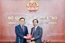 越南教育与培训部部长阮金山与韩国驻越南大使崔泳三。（图片来源：越南教育与培训部提供）