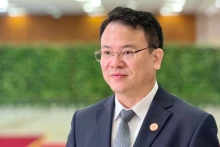 越南财政部副部长陈国方接受记者采访。（明芳 摄）