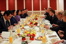 越南政府副总理陈红河应约与法国总统埃马纽埃尔·马克龙共进工作早餐。
