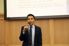 旅居英国和爱尔兰越南人知识分子协会（VIS）主席阮春训教授发表讲话。（图片来源：越通社）