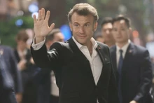 法国总统埃马纽埃尔·马克龙向首都河内民众挥手致意。（图片来源：越通社）