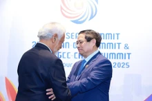 越南政府总理范明正会见东帝汶总理夏纳纳·古斯芒。（图片来源：越通社）
