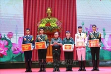 黄春战上将向将赴俄罗斯联邦参加纪念卫国战争胜利80周年的阅兵式的越南人民军部队赠送礼物。（图片来源：越通社）