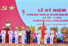 国家主席梁强向海军军种授予胡志明勋章。