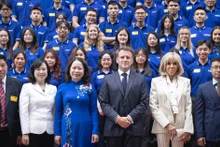 越南国家副主席武氏映春和法国总统马克龙及夫人访问河内科技大学