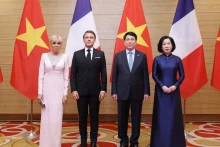 越南国家主席梁强和夫人与法兰西共和国总统埃马纽埃尔·马克龙和夫人合影。（图片来源：越通社）