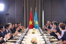 苏林总书记会见哈萨克斯坦议会下院议长叶尔兰·科沙诺夫主席场景。