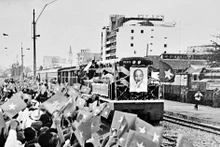 1976年1月31日，命名为“统一列车”的首趟列车翻越海云岭，驶入胡志明市火车站。（图片来源：陈山）