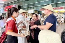 胡志明市迎接乘坐首班伊朗飞往越南包机的游客。（图片来源：越通社）