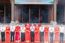 国会主席陈青敏与各位代表为黎笋总书记纪念遗迹区保护与修缮工程竣工剪彩。