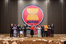 出席东盟与英国联合合作委员会第四次会议的代表合影。