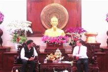 芹苴市人民委员会主席张景宣会见印度驻胡志明市总领事维普拉·潘迪。（图片来源：越通社）