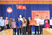 《人民报》社代表向5户家庭象征性地移交了总额为2.5亿越盾的援助资金，用于修建大团结房屋。