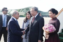 阿塞拜疆第一副总理亚古布·埃尤博夫在首都巴库的盖达尔·阿利耶夫国际机场迎接越共中央总书记苏林和夫人。