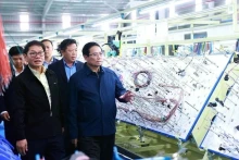 上月政府总理范明正参观广南省一家生产厂。（图片来源：越通社）